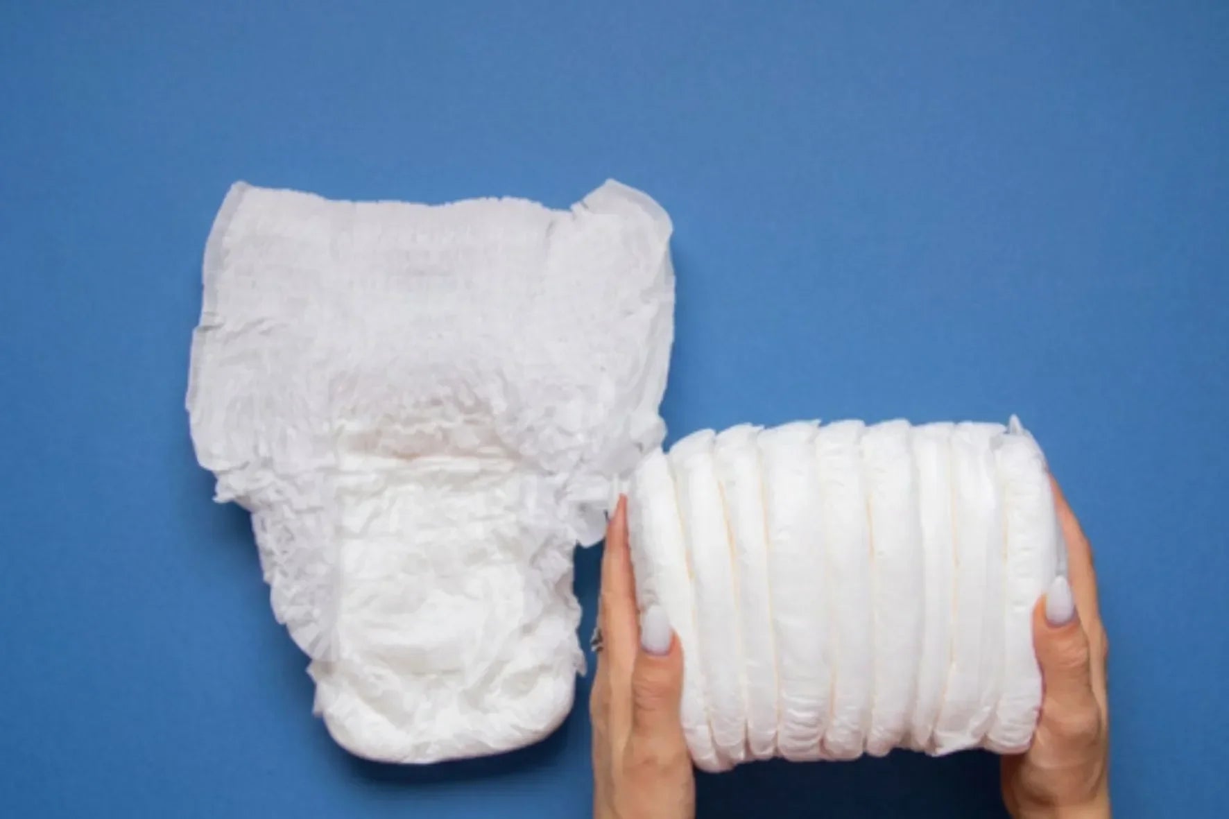 Cómo cambiar pañales a un adulto postrado