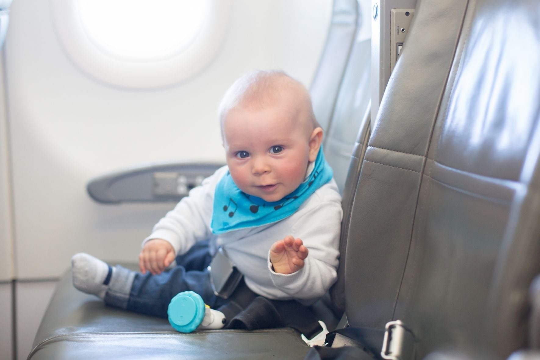 Viajar con bebés en avión: tips para un vuelo tranquilo