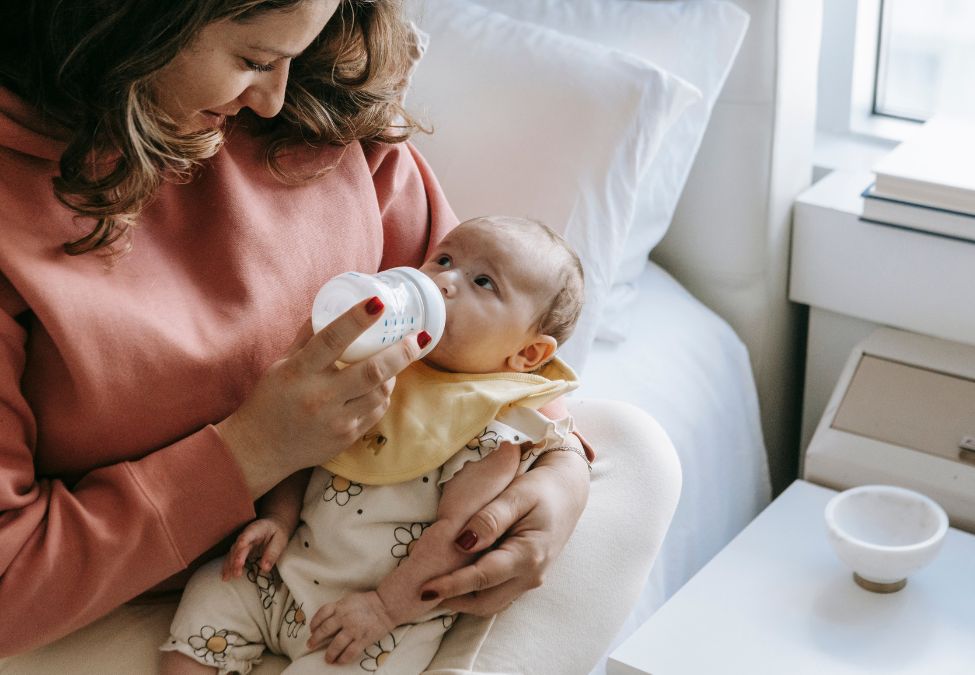 Cuántas mamaderas toma un bebé de acuerdo a su edad