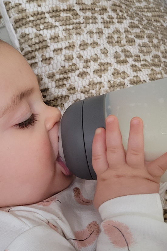 Mamadera de Silicona Anticólico Nanobebé Flexy 270 ml Gris