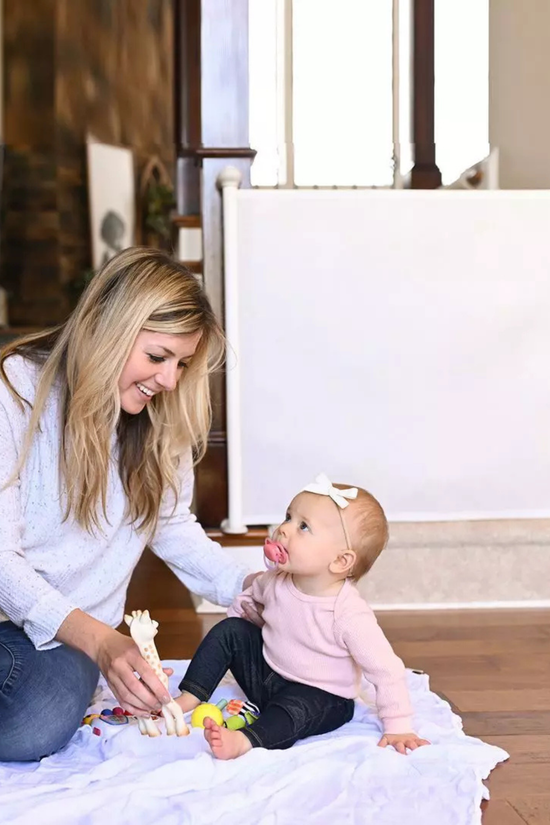 Puerta Retráctil de Seguridad para Bebés Momcozy