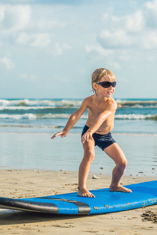 LENTES DE SOL PARA NIÑOS THE SURFER L 5 A 8 AÑOS  AZUL MARINO - MAUSITO