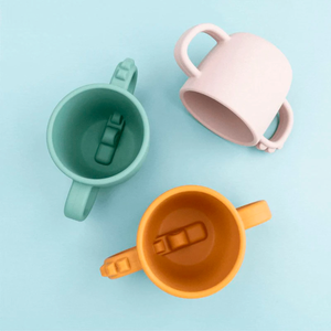 TAZA CON 2 ASAS PEEKABOO CROCO ROSA - DONE BY DEER