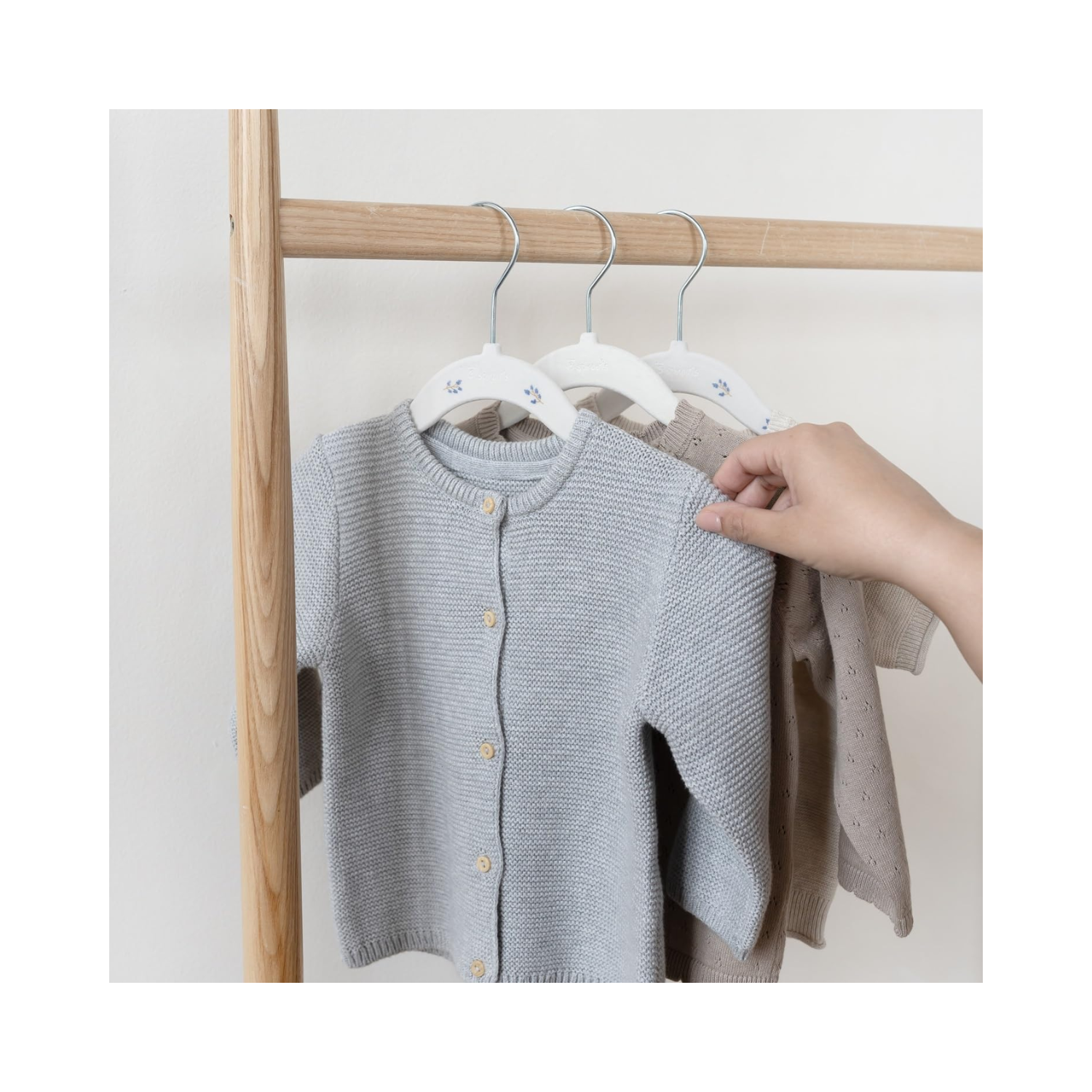 Set de 30 Colgadores Antideslizantes para Ropa de Bebés y Niños 3 Sprouts Crema